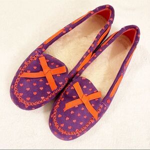 NWOT UGG valentines I heart moccasins size US4 (EU35)